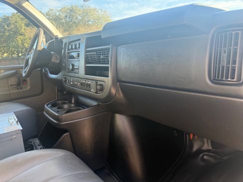 Used 2015 Chevrolet Express 2500 image 21