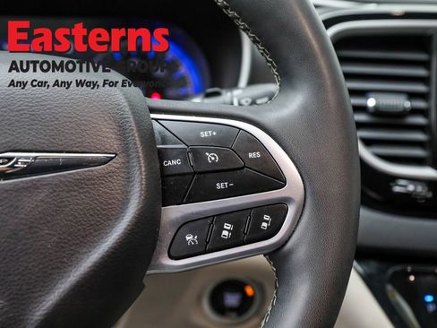 Used 2023 Chrysler Pacifica Touring-L image 16