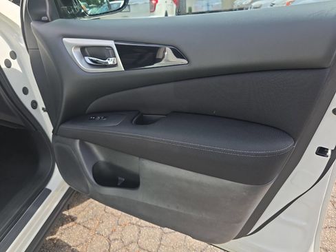 Used 2017 Nissan Pathfinder SV w/ SV Tech Package image 31