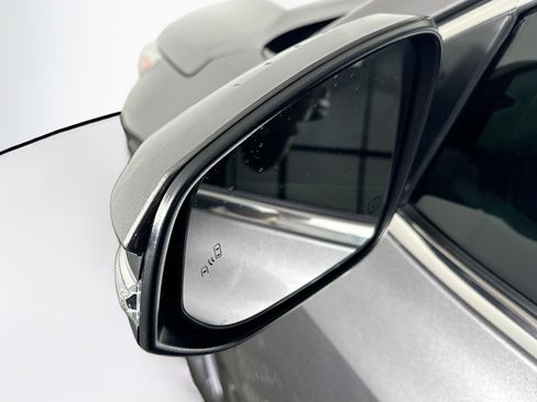 Used 2017 Toyota Highlander XLE image 16