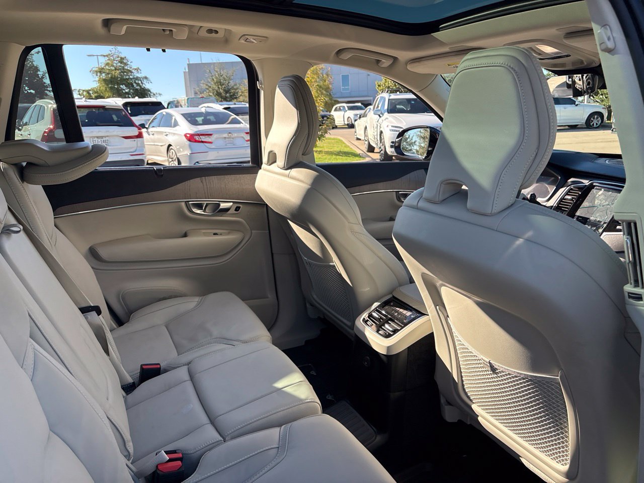 Used 2025 Volvo XC90 T8 Ultra w/ Protection Package Premier AWD/4WD image 12