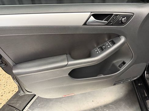 Used 2013 Volkswagen Jetta SE FWD image 16