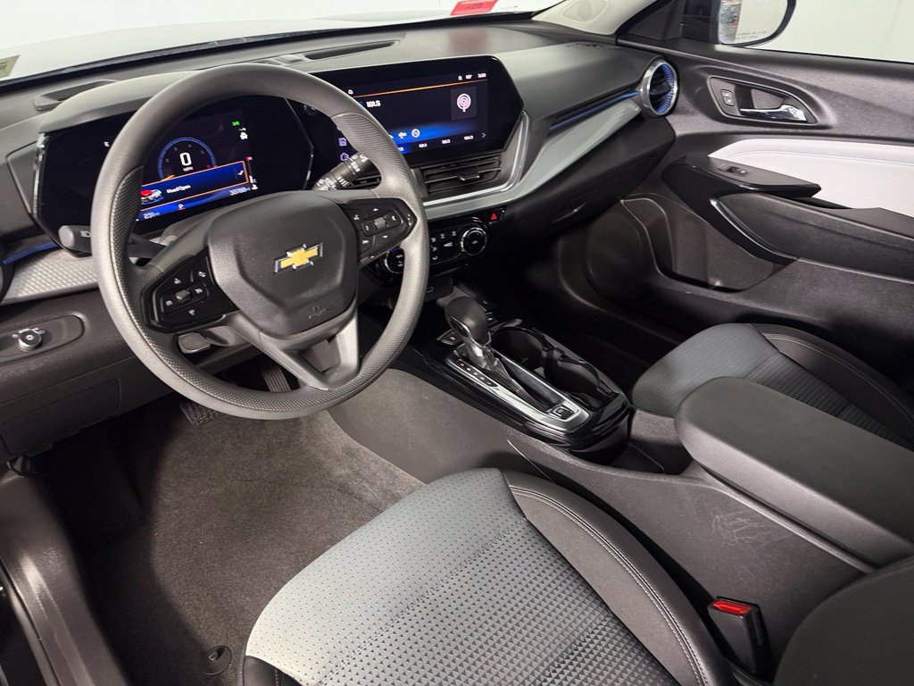 Used 2025 Chevrolet Trax LT FWD image 13