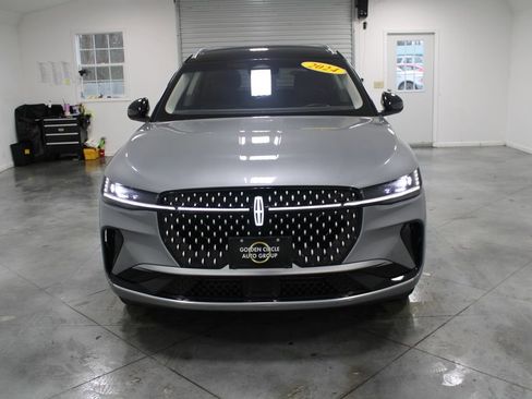 Used 2024 Lincoln Nautilus Reserve image 3