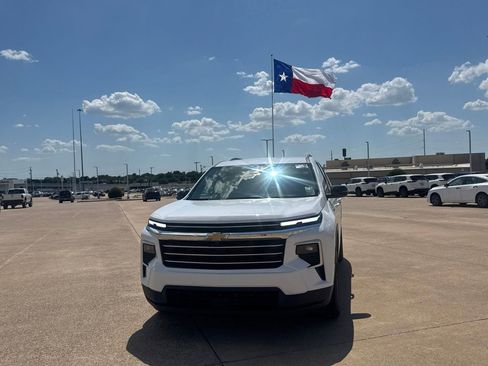 Used 2025 Chevrolet Traverse LT FWD image 6