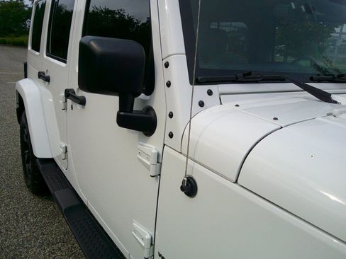 Used 2018 Jeep Wrangler Unlimited Sahara AWD/4WD image 21