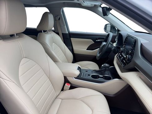Used 2022 Toyota Highlander XLE image 15