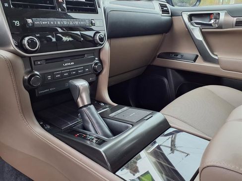 Used 2022 Lexus GX 460 Premium w/ Accessory Package image 12