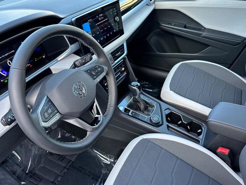 New 2026 Volkswagen Taos SE image 9