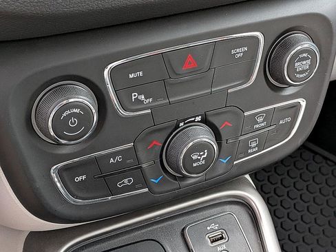 Used 2018 Jeep Compass Latitude w/ Popular Equipment Group image 20