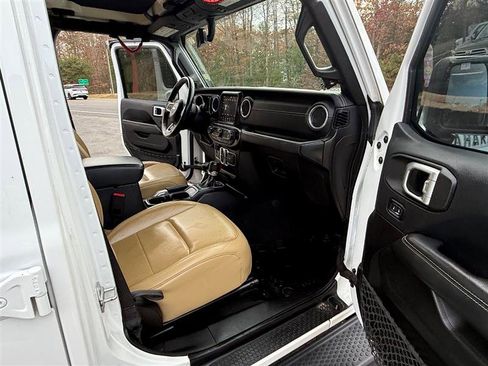 Used 2019 Jeep Wrangler Unlimited Sahara image 20
