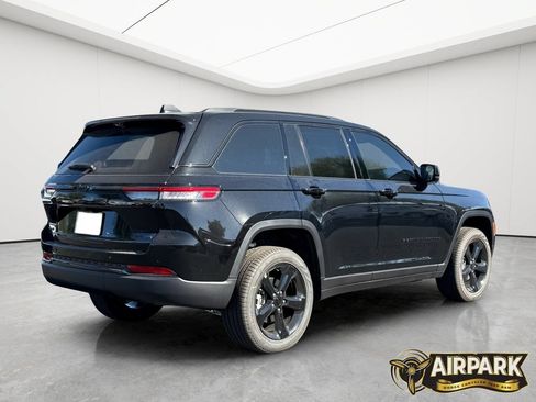 New 2025 Jeep Grand Cherokee Limited w/ Luxury Tech Group II AWD/4WD image 4