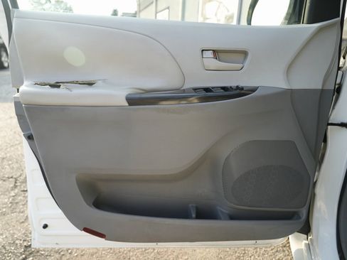 Used 2011 Toyota Sienna image 25