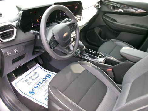 Used 2025 Chevrolet TrailBlazer LT AWD/4WD image 12