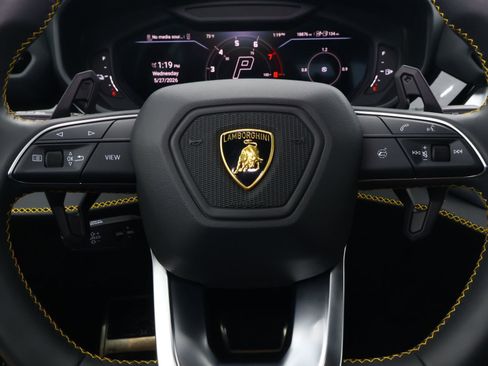 Used 2025 Lamborghini Urus SE AWD/4WD image 24