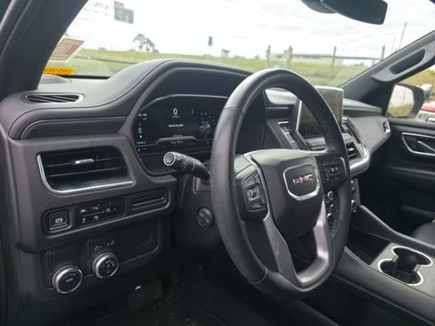 Used 2024 GMC Yukon XL SLT w/ SLT Luxury Package image 12