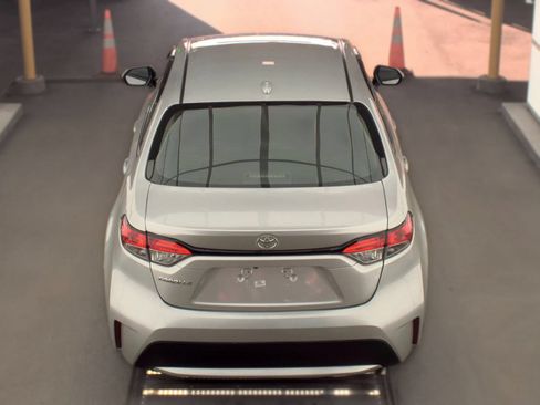 Used 2020 Toyota Corolla LE FWD image 4