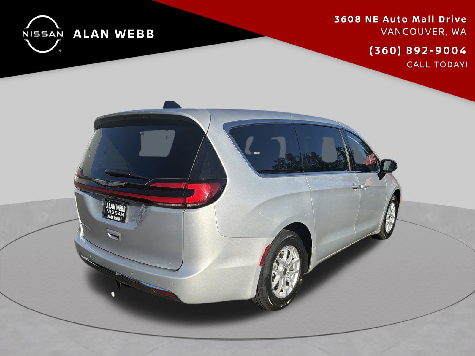 Used 2023 Chrysler Pacifica Touring-L FWD image 4