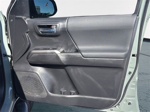 Used 2022 Toyota Tacoma TRD Off-Road image 10