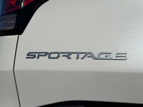 Used 2024 Kia Sportage LX image 11