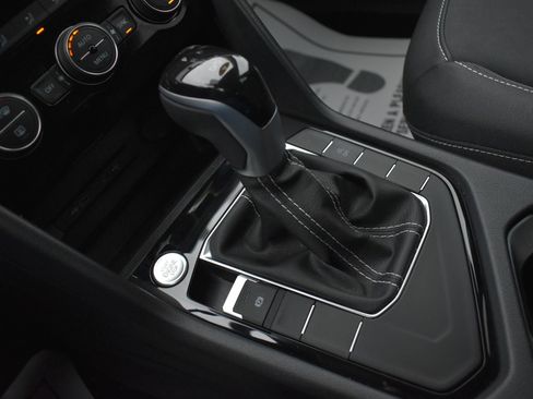 Used 2024 Volkswagen Taos SE image 30