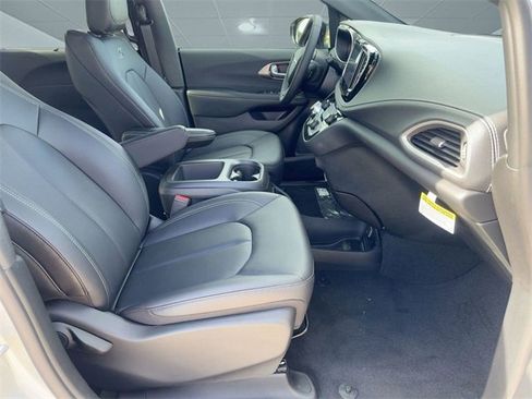 New 2026 Chrysler Pacifica Select image 30