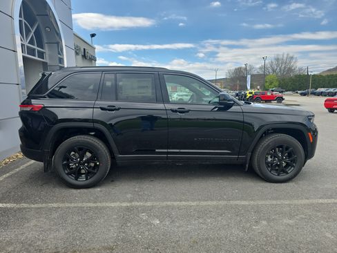 New 2026 Jeep Grand Cherokee Altitude AWD/4WD image 2