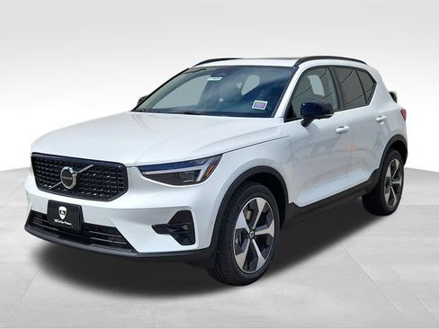 Certified 2026 Volvo XC40 B5 Plus w/ Protection Package Premier AWD/4WD image 3
