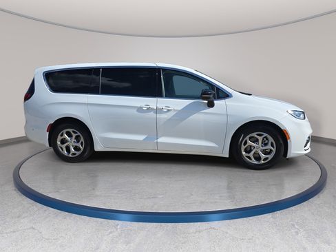 Used 2024 Chrysler Pacifica Limited w/ Trailer Tow Group FWD image 5