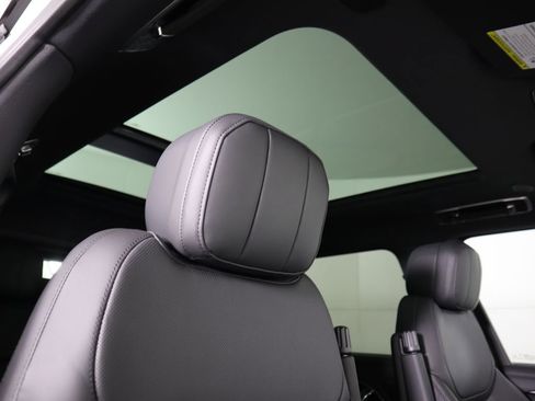 New 2025 Land Rover Range Rover SE image 19