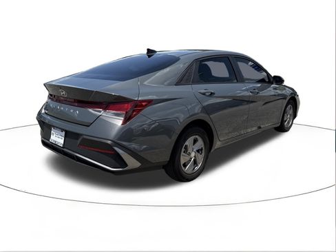 Certified 2025 Hyundai Elantra SE FWD image 3
