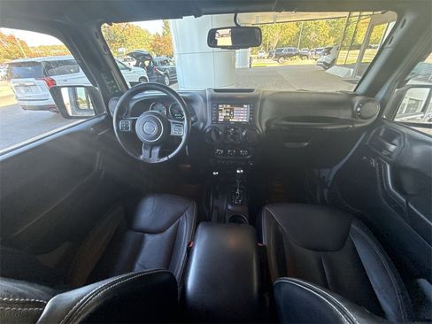 Used 2015 Jeep Wrangler Unlimited Rubicon w/ Connectivity Group image 18