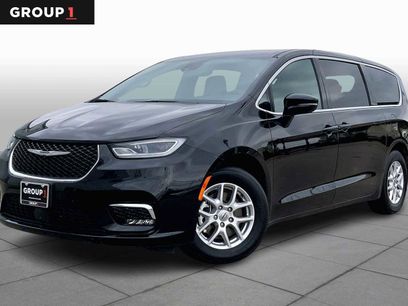 Used 2025 Chrysler Pacifica Select