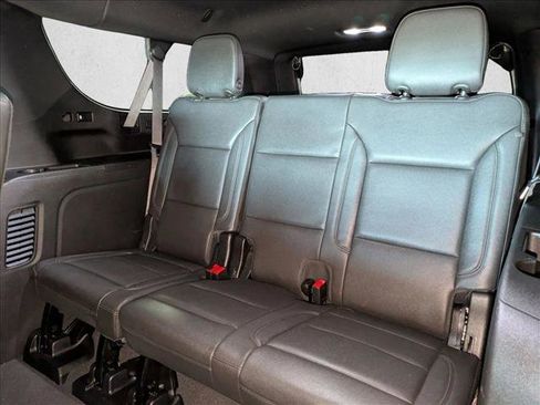 Used 2024 Chevrolet Suburban Z71 w/ Luxury Package image 20