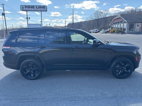 Used 2023 Jeep Grand Cherokee L Laredo image 2