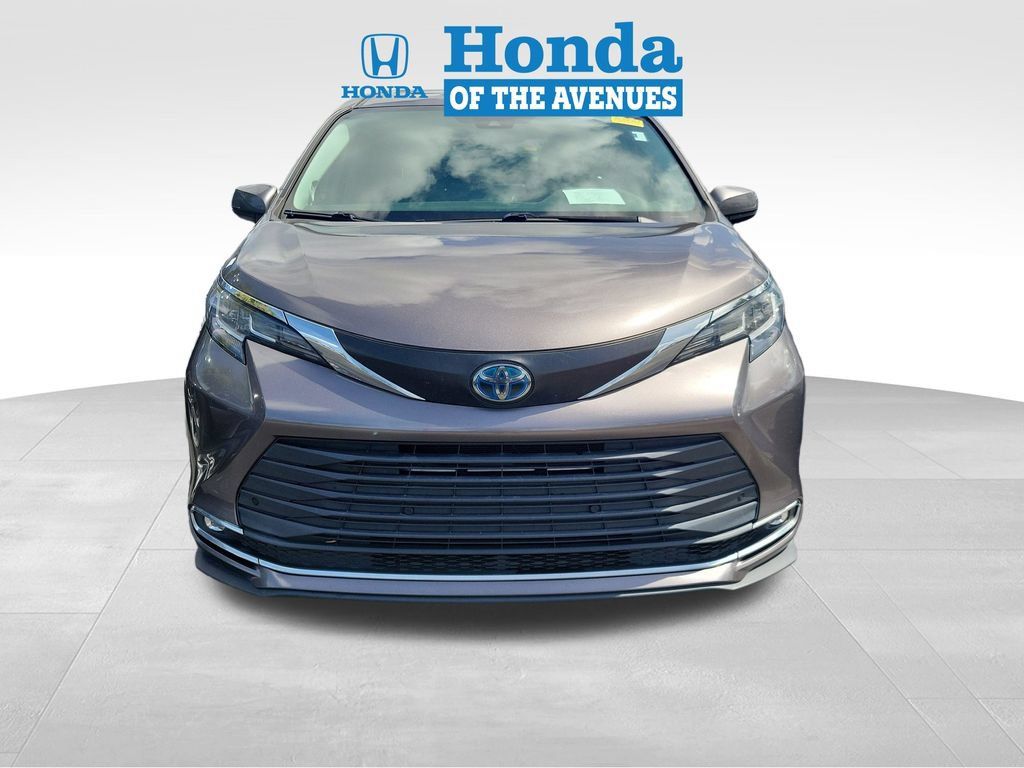 Used 2022 Toyota Sienna XLE w/ XLE Plus Package FWD image 2