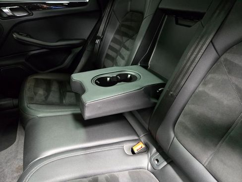 Used 2018 Porsche Macan image 32