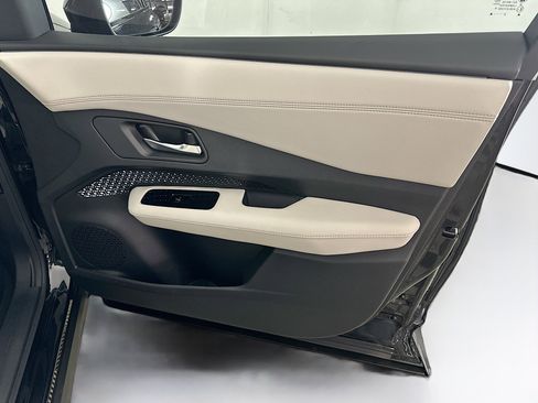 Used 2023 Nissan Ariya FWD image 32