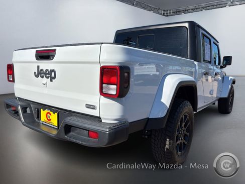 Used 2023 Jeep Gladiator Overland image 4