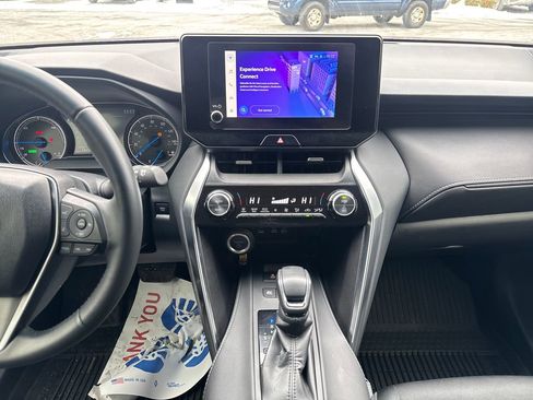 Used 2024 Toyota Venza LE image 17