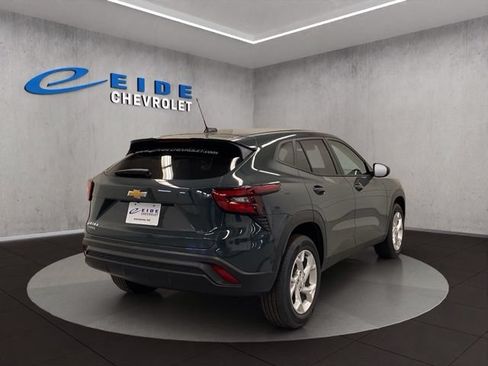 New 2026 Chevrolet Trax LS w/ LS Convenience Package FWD image 14