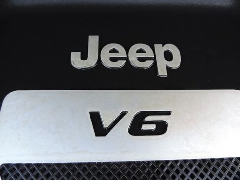 Used 2018 Jeep Wrangler Unlimited Rubicon w/ Connectivity Group image 19