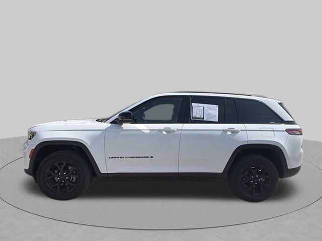 Used 2025 Jeep Grand Cherokee Altitude AWD/4WD image 2