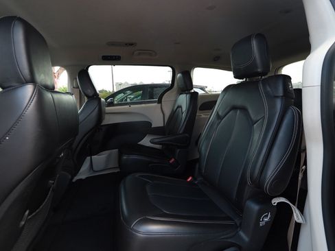 Used 2024 Chrysler Pacifica Touring-L FWD image 24