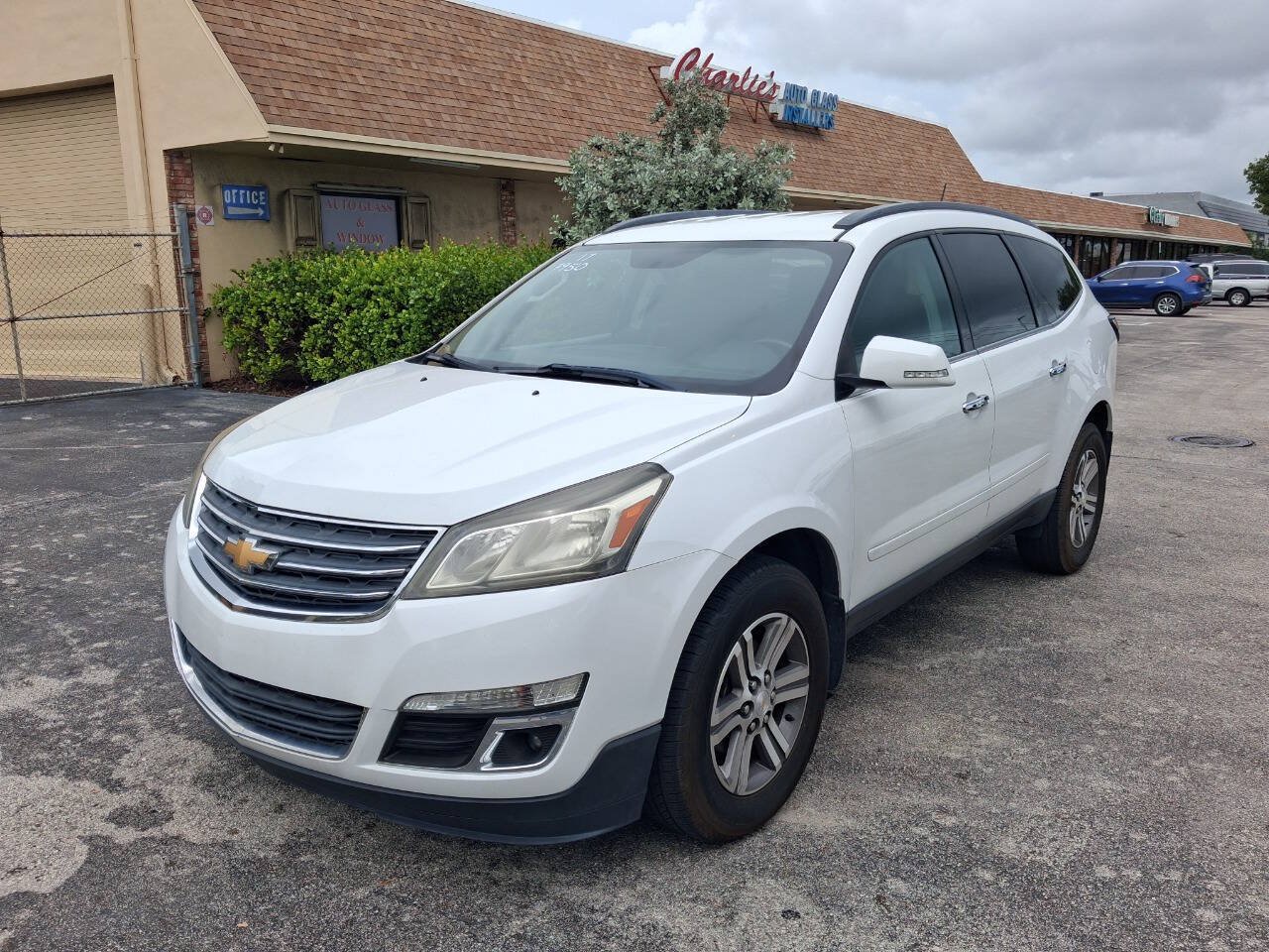 Used 2017 Chevrolet Traverse LT FWD image 2