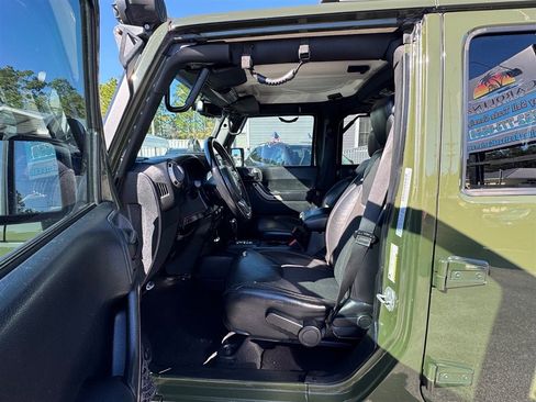 Used 2016 Jeep Wrangler Unlimited Sahara image 11