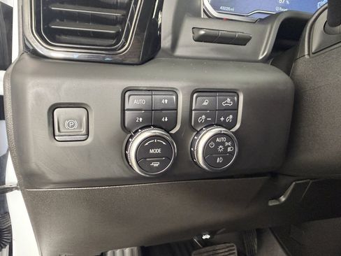 Used 2024 GMC Sierra 3500 AT4 w/ Technology Package AWD/4WD image 23