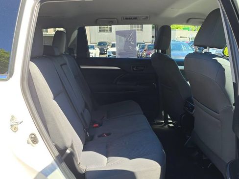 Used 2019 Toyota Highlander LE AWD/4WD image 12