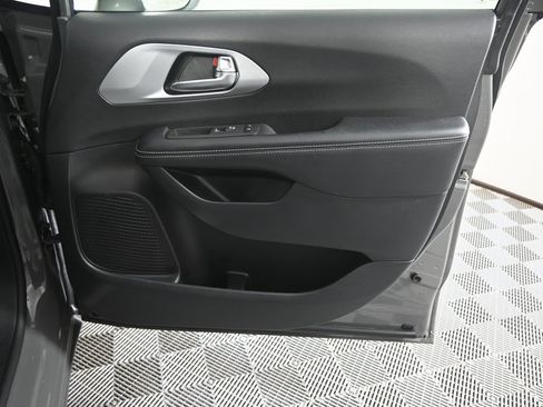 Used 2022 Chrysler Pacifica Touring-L w/ S Appearance Package image 12