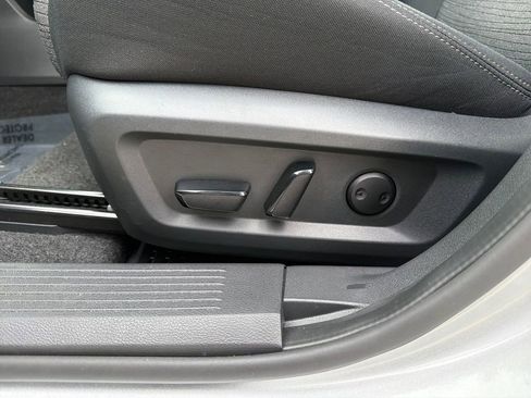 Used 2023 Nissan Rogue SV image 16